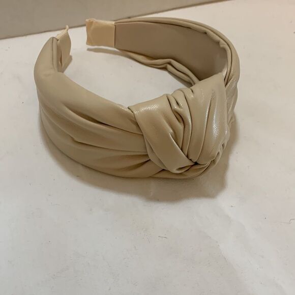Faux leather knotted design headband. Very soft to touch - Picture 2 of 5